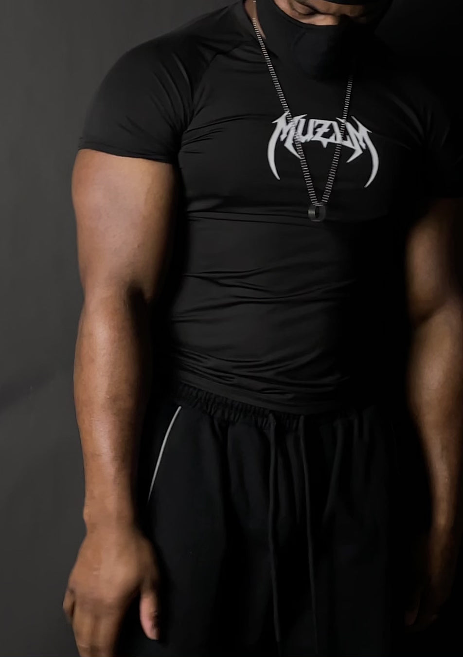 MUZLM UNISEX LION FANG COMPRESSION TEE